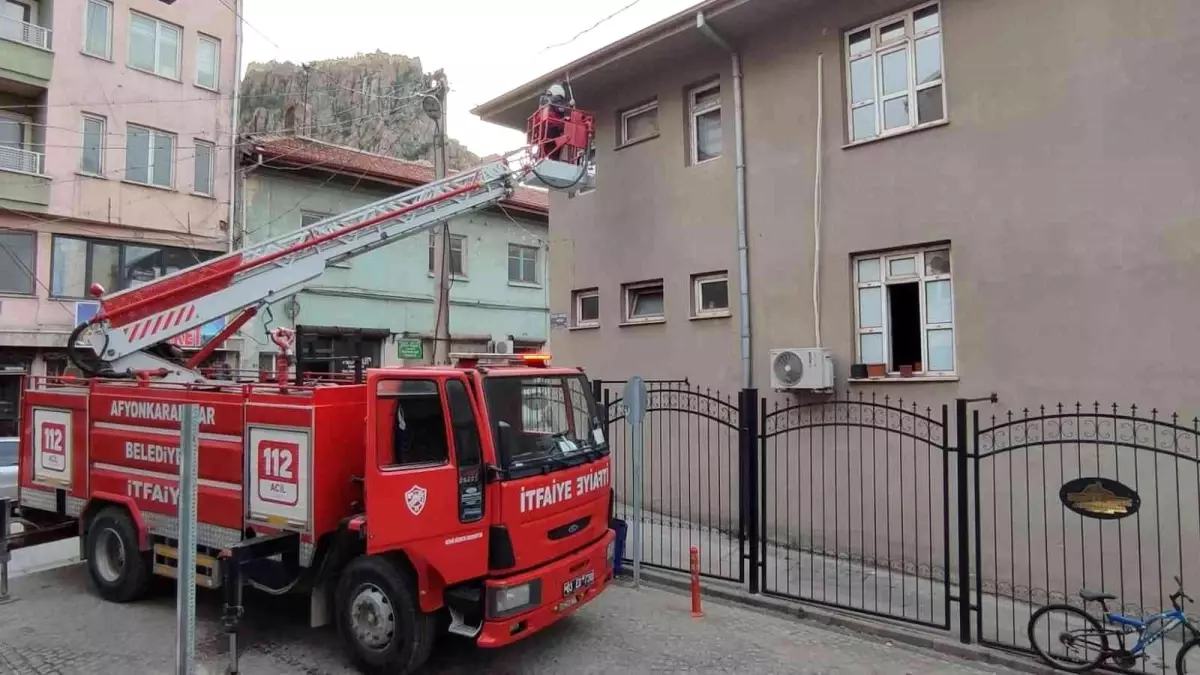 Son dakika: Olukta asılı kalan ebabil kuşunu itfaiye kurtardı