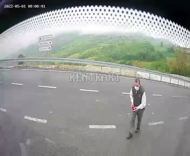 Şoför otobüste aniden fren yapıp, aşağı indi! Türk bayrağının yerden kaldırıldığını anlayan yolcuların göğsü kabardı Şoför otobüste aniden fren yapıp, aşağı indi! Türk bayrağının yerden kaldırıldığını anlayan yolcuların göğsü kabardı