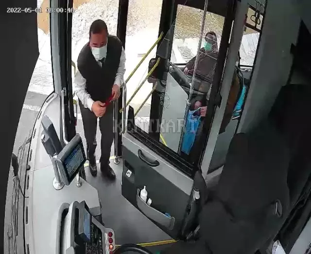 Şoför otobüste aniden fren yapıp, aşağı indi! Türk bayrağının yerden kaldırıldığını anlayan yolcuların göğsü kabardı Şoför otobüste aniden fren yapıp, aşağı indi! Türk bayrağının yerden kaldırıldığını anlayan yolcuların göğsü kabardı