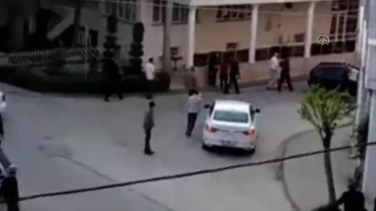 Trafik kazasıyla başlayan kavgada iki kişi tabancayla yaralandı