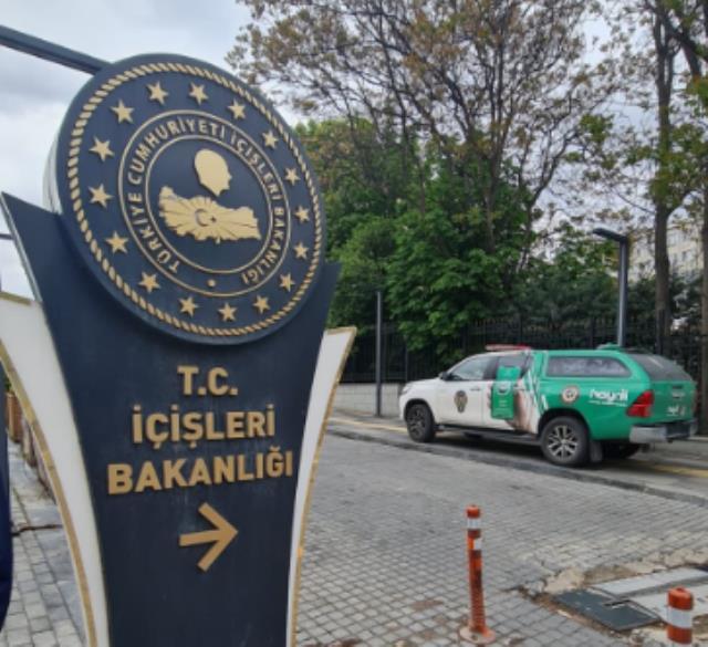 İçişleri Bakanlığı binasında dikkat çeken görüntü! Fotoğraf Ümit Özdağ içeri girmek isterken çekildi