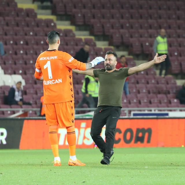Trabzonspor taraftarı, Hatay'da sahaya daldı! Uğurcan Çakır'a sarılmak için metrelerce koştu