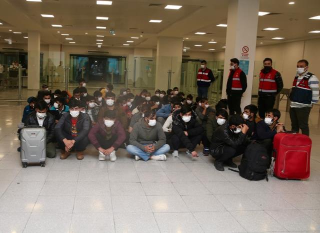 Afganistan ve Pakistan uyruklu 213 düzensiz göçmen sınır dışı edildi Afganistan ve Pakistan uyruklu 213 düzensiz göçmen sınır dışı edildi