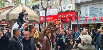 Görenler şaşkınlığını gizleyemedi! Sünnet çocuğunu deveyle şehir merkezinde gezdirdiler