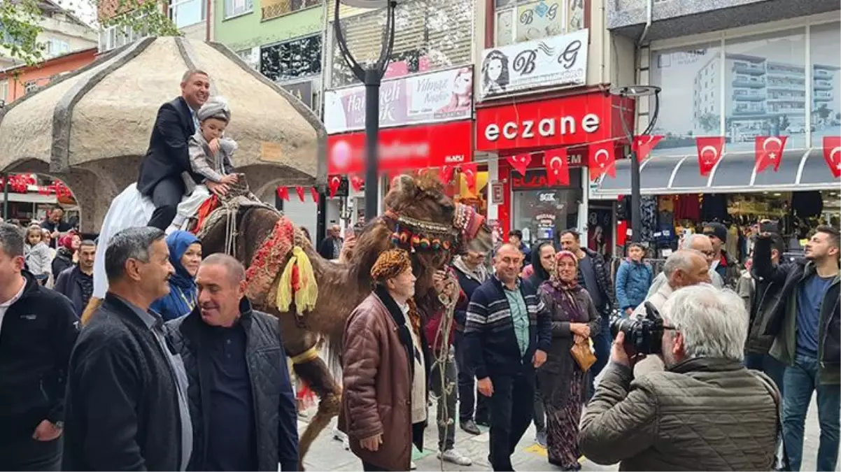 Görenler şaşkınlığını gizleyemedi! Sünnet çocuğunu deveyle şehir merkezinde gezdirdiler