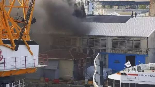 Haliç Tersanesinin çatısında yangın çıktı