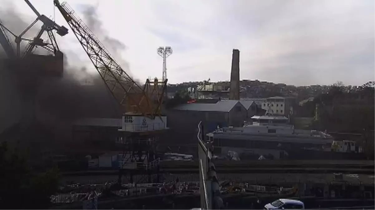 Haliç Tersanesinin çatısında yangın çıktı