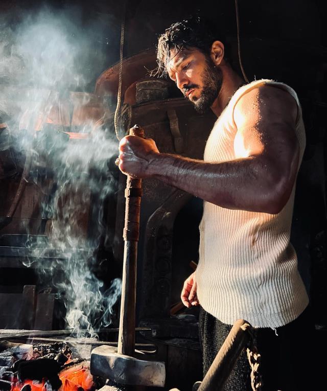 Kaan Yıldırım kaslarıyla şov yaptı, Salih Bademci'den yorum gecikmedi: Abartmasak mı?