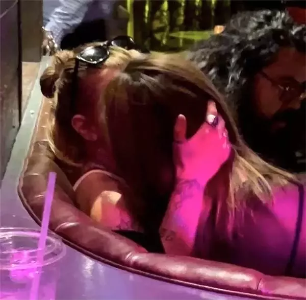 Oyuncu, Chrishell Stause, şarkıcı kız arkadaşıyla dudak dudağa görüntülendi