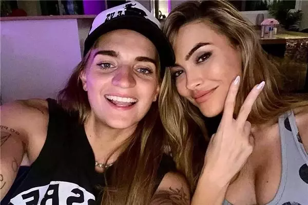 Oyuncu, Chrishell Stause, şarkıcı kız arkadaşıyla dudak dudağa görüntülendi