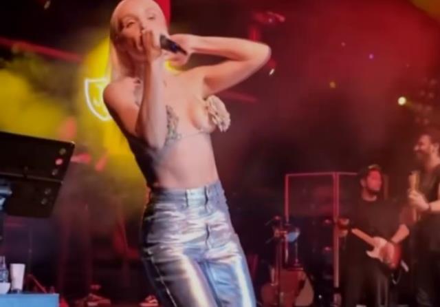 Kural bozmayan Gülşen, konserinde sadece göğüs uçlarını kapatan bir kıyafet giydi