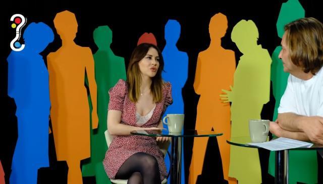 Sınırları zorlayan Aynur Aydın, elbisesinin önünü açarak sütyenini gösterdi Sınırları zorlayan Aynur Aydın, elbisesinin önünü açarak sütyenini gösterdi