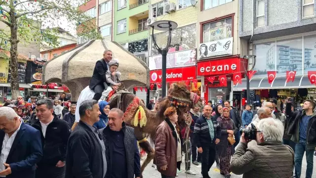 Görenler şaşkınlığını gizleyemedi! Sünnet çocuğunu deveyle şehir merkezinde gezdirdiler Görenler şaşkınlığını gizleyemedi! Sünnet çocuğunu deveyle şehir merkezinde gezdirdiler
