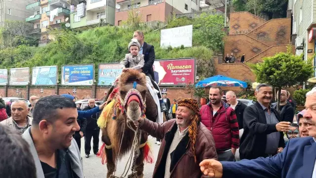 Görenler şaşkınlığını gizleyemedi! Sünnet çocuğunu deveyle şehir merkezinde gezdirdiler Görenler şaşkınlığını gizleyemedi! Sünnet çocuğunu deveyle şehir merkezinde gezdirdiler