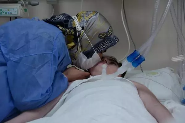 Yoğun bakım kapısında 10 yıldır çocuğunu bekliyor: Beni hissediyor, mutlu oluyor Yoğun bakım kapısında 10 yıldır çocuğunu bekliyor: Beni hissediyor, mutlu oluyor