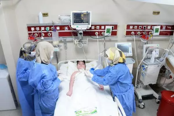 Yoğun bakım kapısında 10 yıldır çocuğunu bekliyor: Beni hissediyor, mutlu oluyor Yoğun bakım kapısında 10 yıldır çocuğunu bekliyor: Beni hissediyor, mutlu oluyor