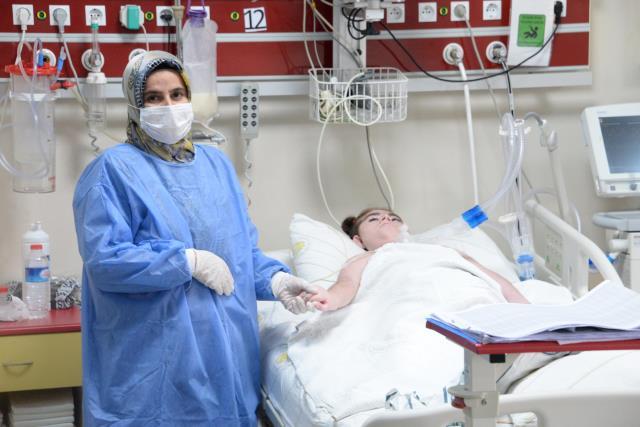 Yoğun bakım kapısında 10 yıldır çocuğunu bekliyor: Beni hissediyor, mutlu oluyor Yoğun bakım kapısında 10 yıldır çocuğunu bekliyor: Beni hissediyor, mutlu oluyor