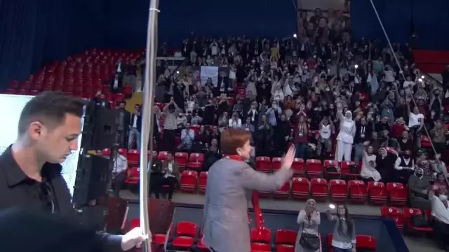 İYİ Parti lideri Akşener 'Başbakan Meral' sloganlarına yanıt verdi! Salonda alkış tufanı koptu