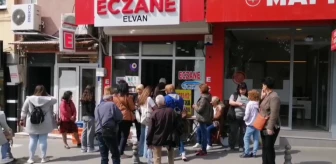 Bulgar Turistler Eczane Önünde Kuyruk Oluşturdu
