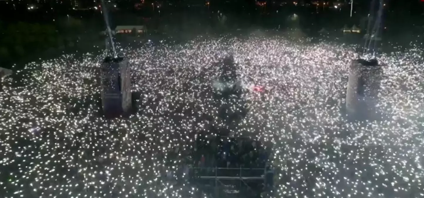 Trabzonspor taraftarından çılgın şov! Şampiyonluğa damga vuran şarkı Yenikapı'yı da salladı