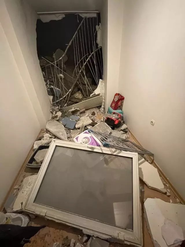 Kopan kaya parçası apartmana çarptı, bir oda viraneye döndü