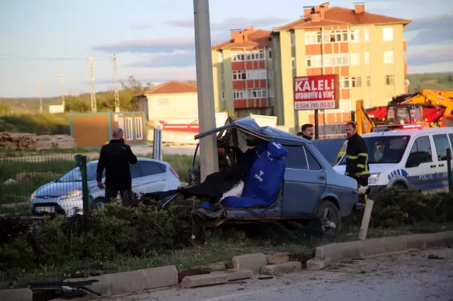 Kastamonu'da direğe çarparak ikiye ayrılan otomobilin sürücüsü hayatını kaybetti Kastamonu'da direğe çarparak ikiye ayrılan otomobilin sürücüsü hayatını kaybetti