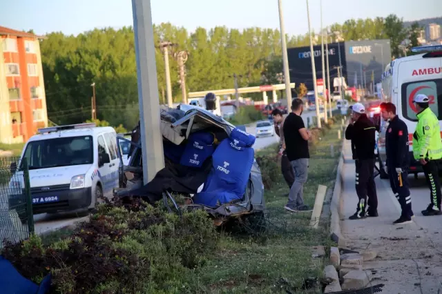 Kastamonu'da direğe çarparak ikiye ayrılan otomobilin sürücüsü hayatını kaybetti Kastamonu'da direğe çarparak ikiye ayrılan otomobilin sürücüsü hayatını kaybetti