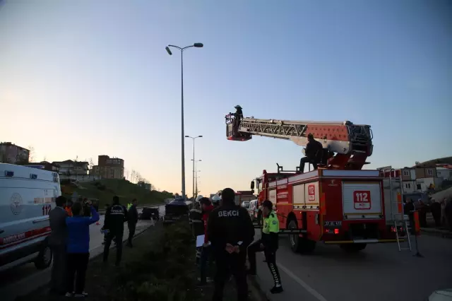 Kastamonu'da direğe çarparak ikiye ayrılan otomobilin sürücüsü hayatını kaybetti Kastamonu'da direğe çarparak ikiye ayrılan otomobilin sürücüsü hayatını kaybetti