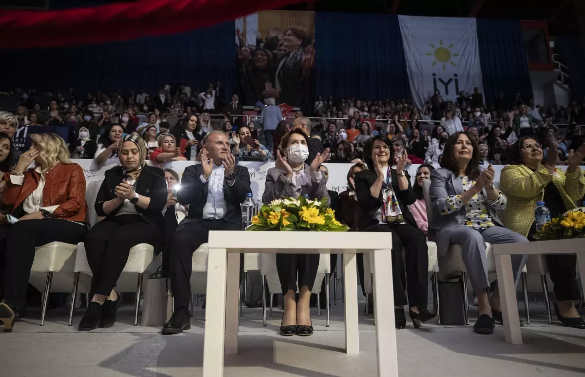 Meral Akşener, Anneler Günü için düzenlenen Aşkın Nur Yengi konserine katıldı