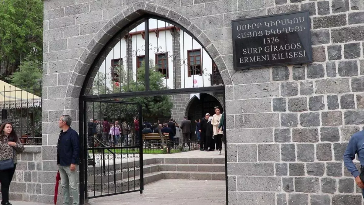 Sur Olayları'nda zarar gören Surp Giragos Ermeni Kilisesi yedi yıl sonra ibadete açıldı