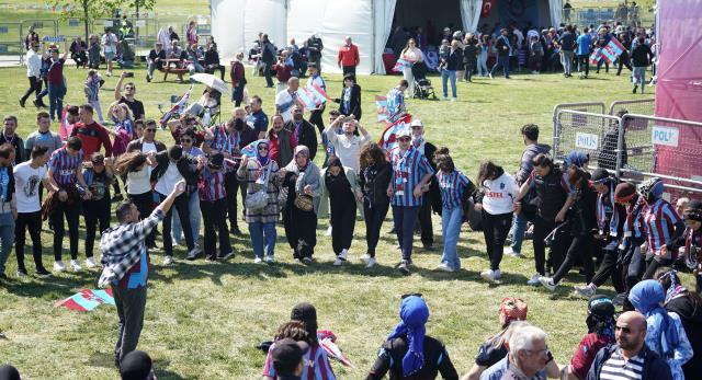 Trabzonspor taraftarı, İstanbul'u inletti! İşte Yenikapı'daki şampiyonluk kutlamalarından görüntüler