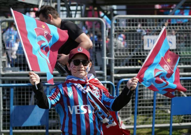 Trabzonspor taraftarı, İstanbul'u inletti! İşte Yenikapı'daki şampiyonluk kutlamalarından görüntüler