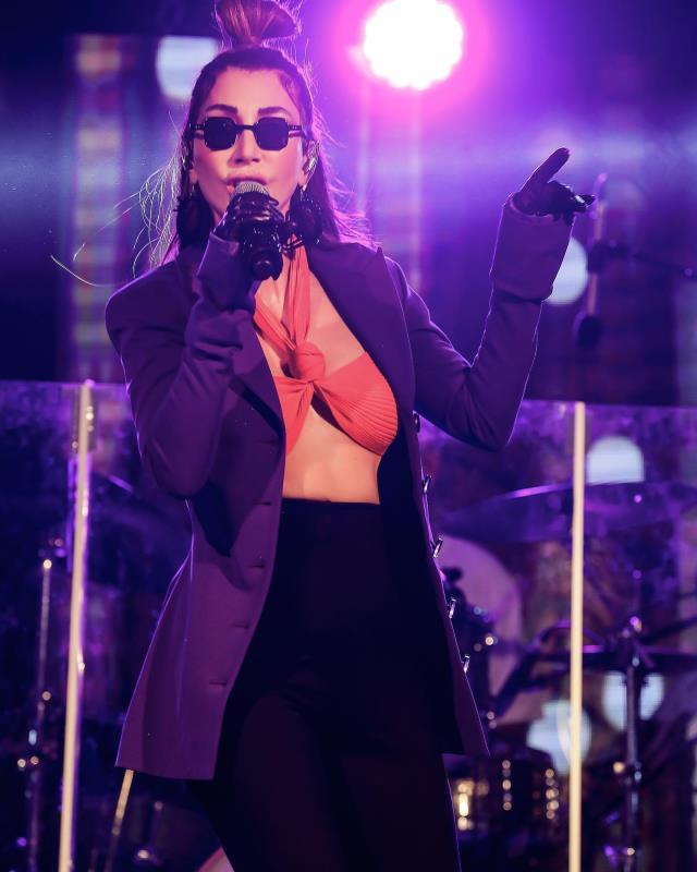 49 yaşındaki Hande Yener, sandalye üzerinde dans etti