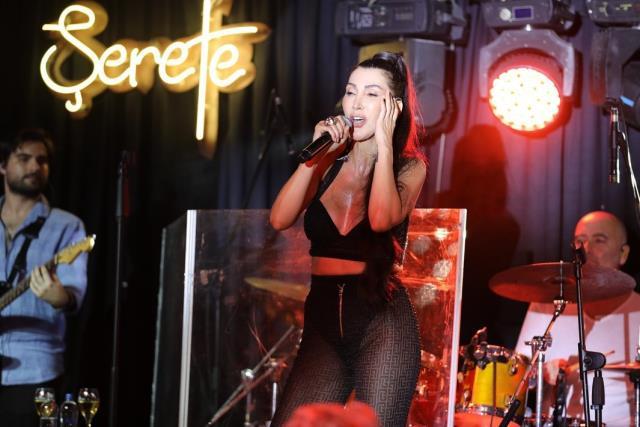 49 yaşındaki Hande Yener, sandalye üzerinde dans etti
