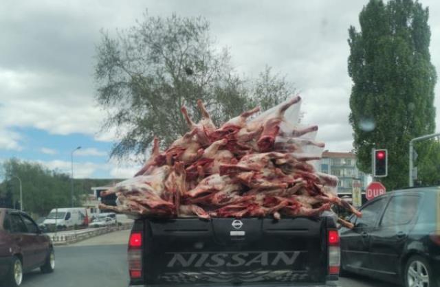 Ankara'nın ortasında akılalmaz görüntüler! Kilolarca eti, açık kamyon arkasında taşıdılar