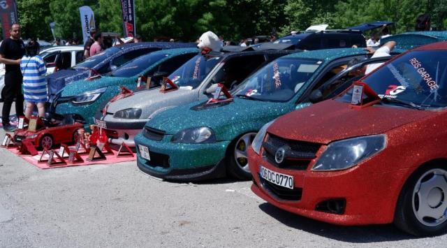 Aracını polis otosu gibi giydirdi, her gören fotoğraf çektirmek istiyor Aracını polis otosu gibi giydirdi, her gören fotoğraf çektirmek istiyor