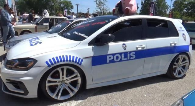 Aracını polis otosu gibi giydirdi, her gören fotoğraf çektirmek istiyor Aracını polis otosu gibi giydirdi, her gören fotoğraf çektirmek istiyor