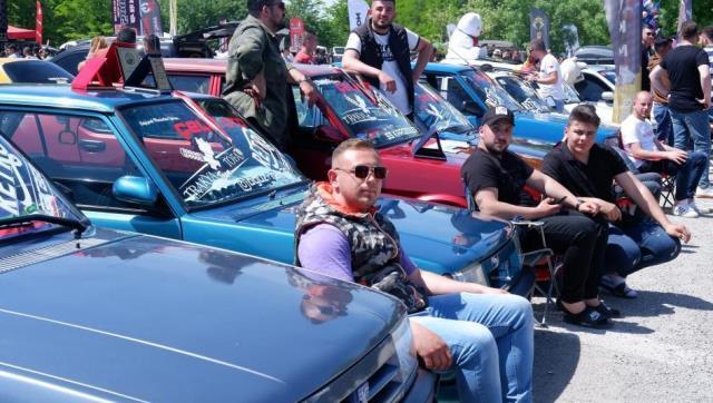 Aracını polis otosu gibi giydirdi, her gören fotoğraf çektirmek istiyor Aracını polis otosu gibi giydirdi, her gören fotoğraf çektirmek istiyor