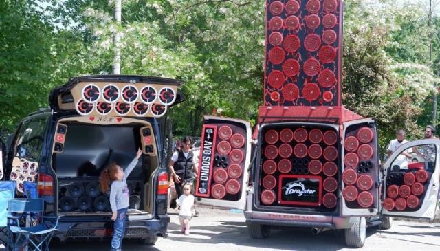 Aracını polis otosu gibi giydirdi, her gören fotoğraf çektirmek istiyor Aracını polis otosu gibi giydirdi, her gören fotoğraf çektirmek istiyor