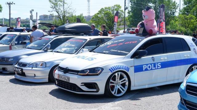 Aracını polis otosu gibi giydirdi, her gören fotoğraf çektirmek istiyor Aracını polis otosu gibi giydirdi, her gören fotoğraf çektirmek istiyor