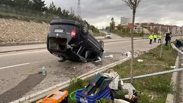 Köpeğe çarpmamak için kaza yapan kamyonetteki 2 kişi yaralandı Köpeğe çarpmamak için kaza yapan kamyonetteki 2 kişi yaralandı