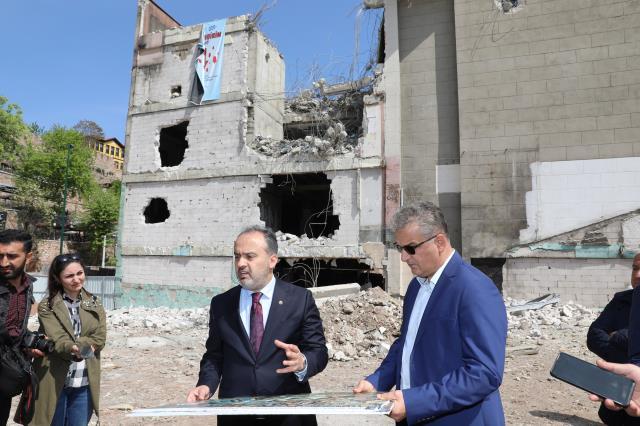 Bursa Büyükşehir Belediyesi'nin tarihi projesinde son engel de ortadan kalktı! AVM'ye ait bina yıkılıyor Bursa Büyükşehir Belediyesi'nin tarihi projesinde son engel de ortadan kalktı! AVM'ye ait bina yıkılıyor