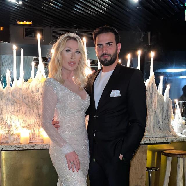 Çağlar Ökten, 25 yaş büyük eşi Seda Sayan'a aşkını haykırdı: Canıma can katan aşkım karım Çağlar Ökten, 25 yaş büyük eşi Seda Sayan'a aşkını haykırdı: Canıma can katan aşkım karım