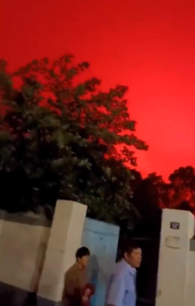 Çin'in Zhoushan şehrinde gökyüzü kızıla boyandı! Telefonla çekilen görüntüler büyük ses getirdi Çin'in Zhoushan şehrinde gökyüzü kızıla boyandı! Telefonla çekilen görüntüler büyük ses getirdi
