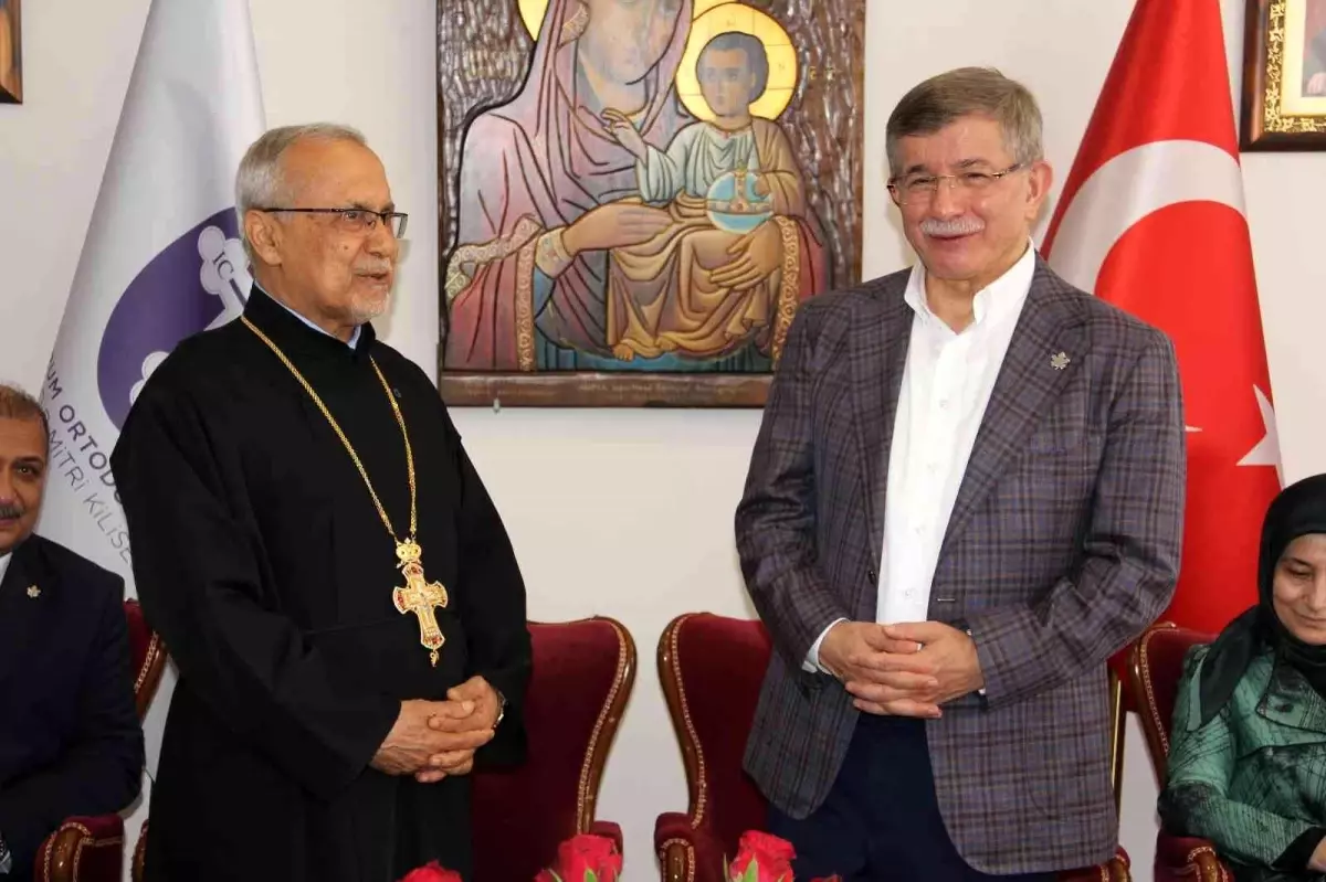 Davutoğlu, Mersin'de Hristiyan cemaatiyle buluştu