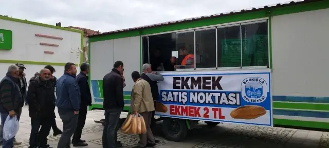 Geri adım atmayacağız diyen başkan, ekmek fiyatını 2 TL'ye indirdi Geri adım atmayacağız diyen başkan, ekmek fiyatını 2 TL'ye indirdi
