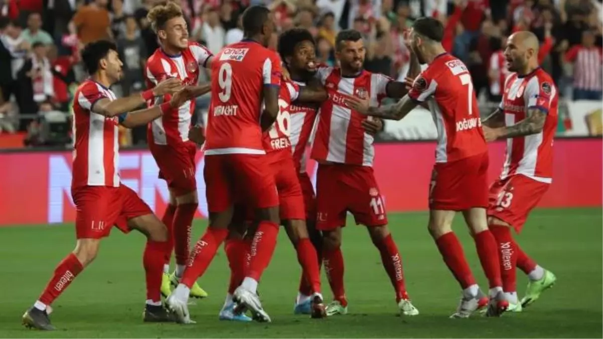 Konyaspor'u da sahadan sildiler! Antalyaspor'dan kulüp tarihinde benzeri görülmemiş başarı