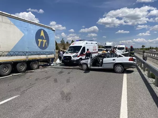 Park halindeki TIR'a çarpan otomobildeki sürücü yaralandı, yanındaki eşi yaralandı