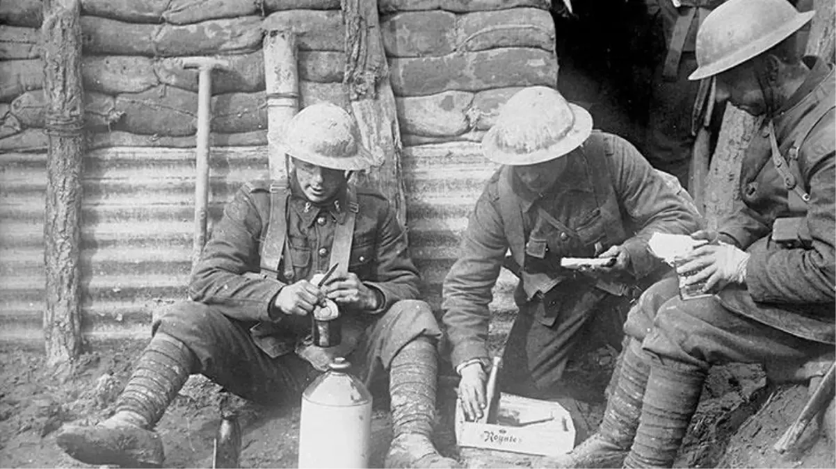 Savaştan dönen askere eski şapkasını gösterdiler, sonrasını izlemeye yürek dayanmıyor