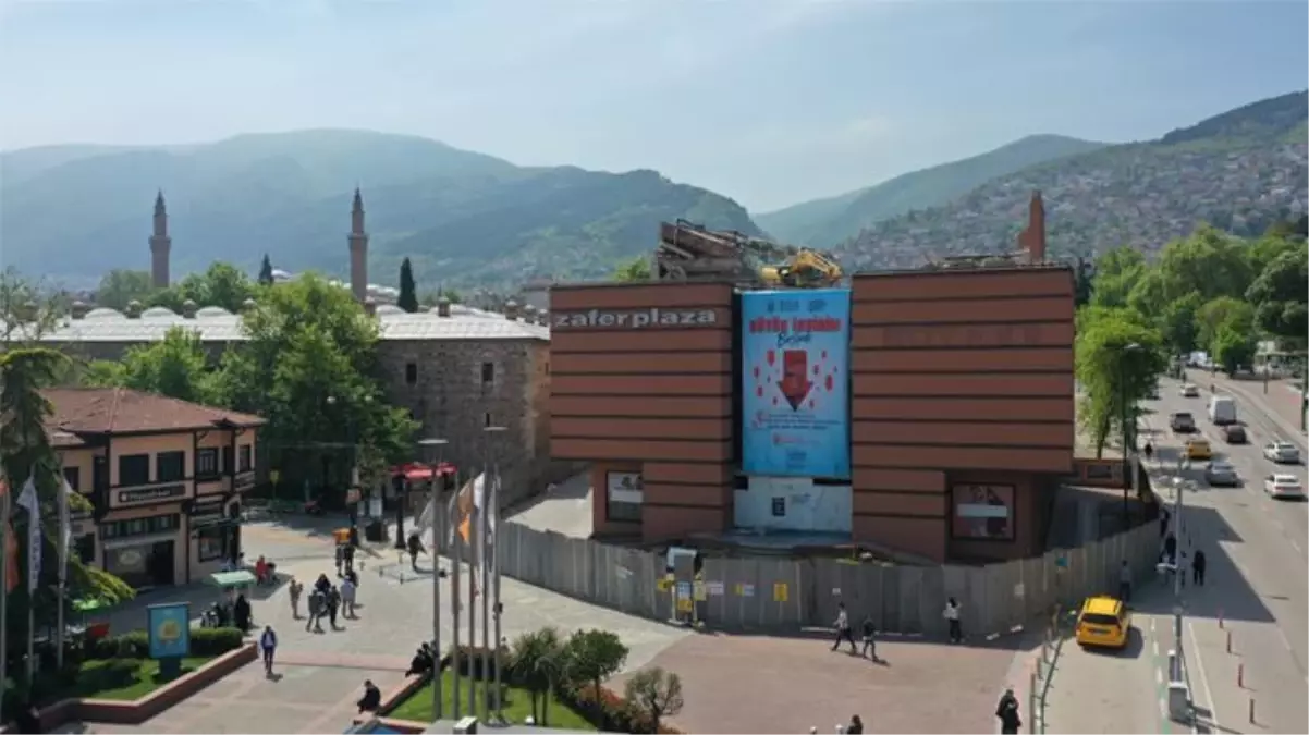 Bursa Büyükşehir Belediyesi'nin tarihi projesinde son engel de ortadan kalktı! AVM'ye ait bina yıkılıyor